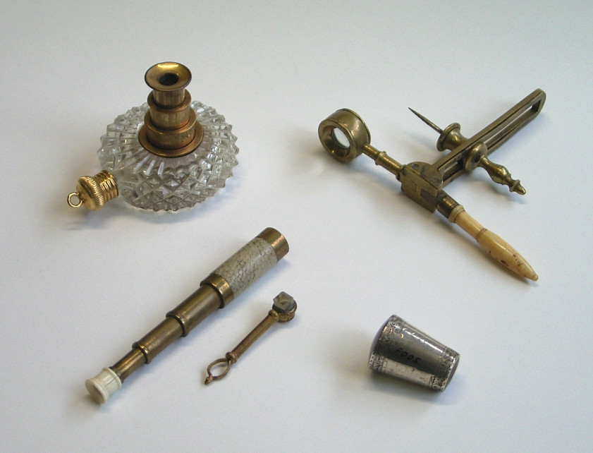 Miniaturfernrohr, Stanhopelupe, Lupe in einem Fingerhut, kleines Handmikroskop
