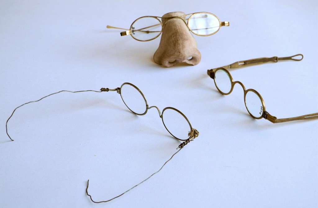 Reparierte Brillen und Prothesenbrille, 19. Jahrhundert.